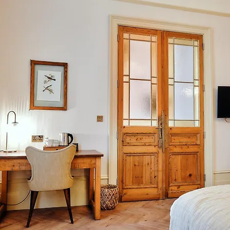 The Black Lion Pub & Boutique Guesthouse-3
